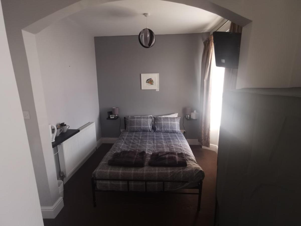 Arms 3* Tintagel