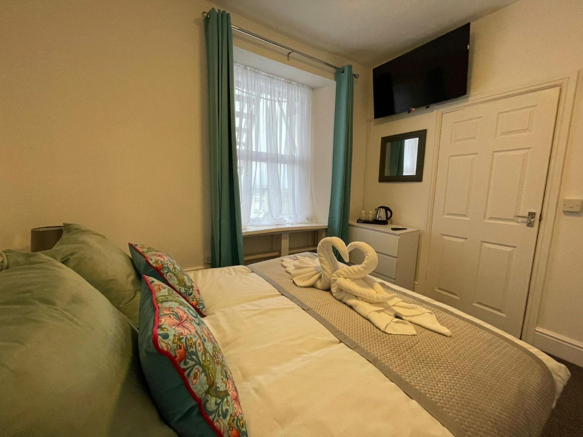 Arms 3* Tintagel